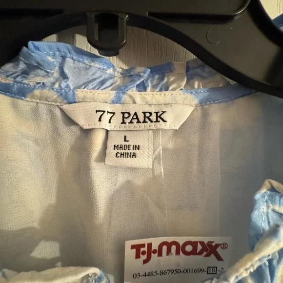 NWT 77 PARK Blue & White Floral Tie-Neck Sleeveless blouse - Picture 3 of 3